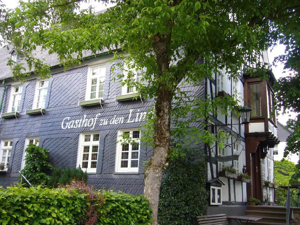 Hotel Gasthof Zu Den Linden Oberhundem Exteriör bild